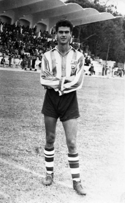 El jugador del Atlético de Tetuán Esteban Alarcón en el Estadio Varela de Tetuán, en 1952