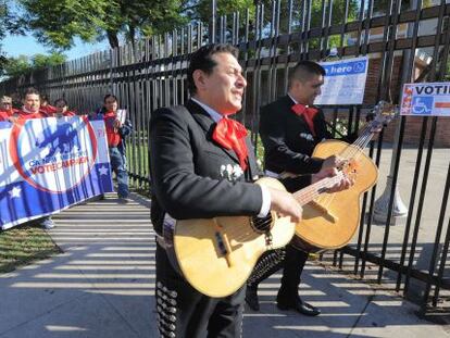 M&uacute;sicos mariachis ped&iacute;an a los hispanos que salgan a votar el pasado 6 de noviembre.