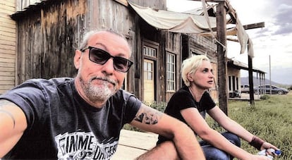 El técnico Serge Svetnoy se toma un selfi junto a Halyna Hutchins durante el rodaje de 'Rust'.