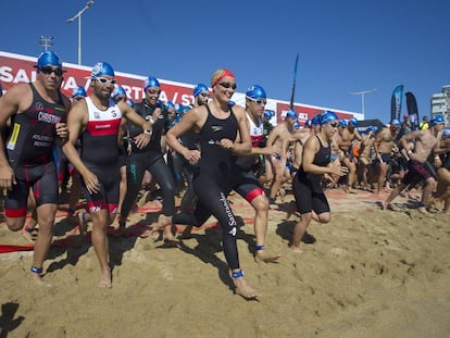 Mireia Belmonte, en el centro, en la salida del Triathlon Barcelona.