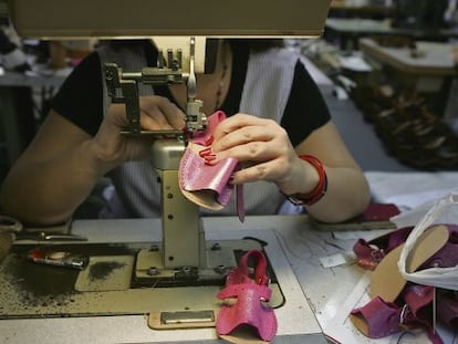 Una mujer cose unas sandalias en una fábrica de calzados en Monóvar (Alicante).