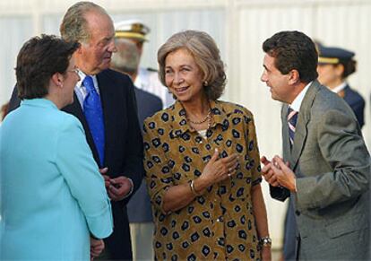 Los Reyes saludan al llegar a Son Sant Joan al presidente balear, Jaume Matas, y a la alcaldesa de Palma, Catalina Cirer.