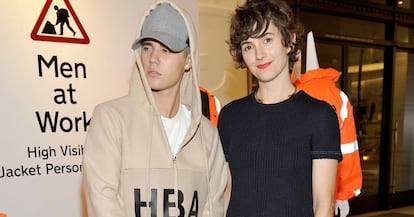 Justin Bieber y la estilista Karla Welch, en Nueva York en 2015, uno de sus años oscuros pero, irónicamente, cuando se empezó a fraguar su fama como icono de estilo.