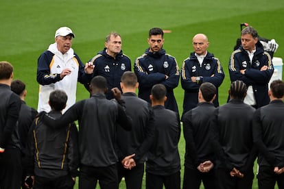 Carlo Ancelotti, entrenador del Real Madrid, se dirige a su plantilla durante el entrenamiento este viernes. 