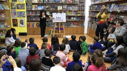 Carmen Huertas cuenta el cuento de la 'Patrulla X'.