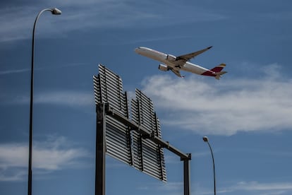 Un avión de la compañía Iberia sobrevuela Dehesa Vieja, en San Sebastián de los Reyes, Madrid, el miércoles 11 de septiembre.