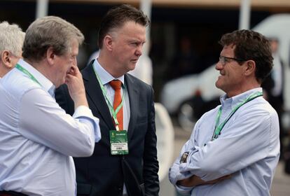 Roy Hodgson (izquierda), Louis van Gaal (centro) y el seleccionador de Rusia, Fabio Capello, charlan durante el seminario.