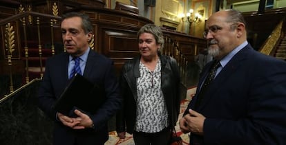 Xabier Agirre, Belén Arrondo y Txarli Prieto, de izquierda a derecha, este martes en el Congreso.