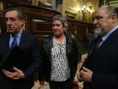 Xabier Agirre, Belén Arrondo y Txarli Prieto, de izquierda a derecha, este martes en el Congreso.