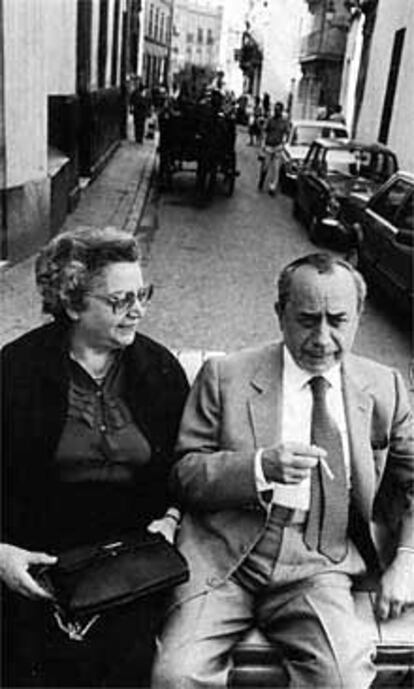 Leonardo Sciascia y su esposa, María, durante un viaje a Sevilla.