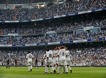 Con la grada casi llena, el Santiago Bernabéu se da un homenaje con el nuevo Real Madrid. El Deportivo logra empatar al Madrid por dos veces, pero el Madrid domina el partido y logra sobreponerse.