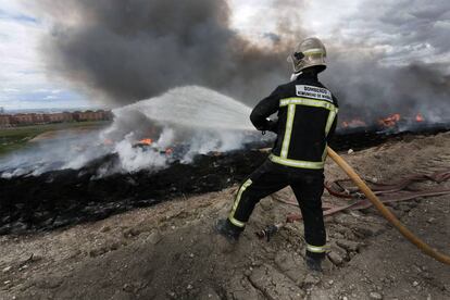 Bombero en el cementerio de neumáticos de Seseña