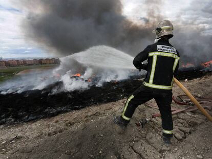 Bombero en el cementerio de neumáticos de Seseña