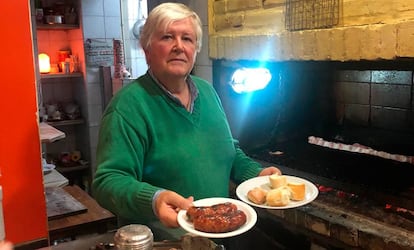 Carlos en su bodegón de Buenos Aires.