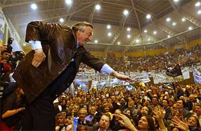 Néstor Kirchner saluda a sus partidarios en Río Gallegos tras renunciar como gobernador para ser presidente.
/ AP
