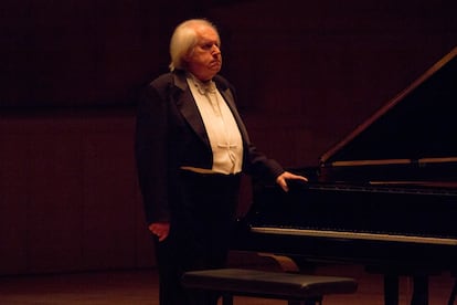 El pianista Grigori Sokolov al inicio de su recital en la Sala Mozart, el pasado jueves en Zaragoza.