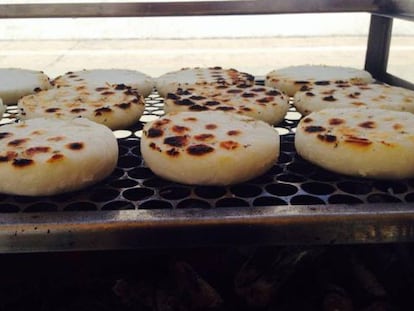 As arepas colombianas em prepara&ccedil;&atilde;o no &#039;Sabores de mi tierra&#039;.