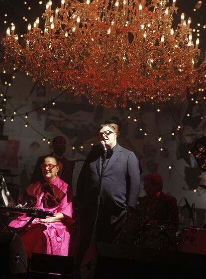 Para celebrar el décimo aniversario de la llegada de Alber Elbaz a Lanvin la colección de otoño/invierno 2012 de la firma estuvo acompañada de una fiesta. Al terminar el desfile, una cortina se abrió descubriendo un escenario lleno de luces donde Elbaz interpretó la canción 'Qué será, será'. Advirtió que, aunque había ensayado, era un cantante terrible y dio las gracias al mundo de la moda por permitirle "vivir este sueño". Una muestra más del sentido del humor de un diseñador que el año pasado despertó numerosas simpatías con un vídeo en el que se le veía bailando con las elegantes modelos de su campaña de publicidad.