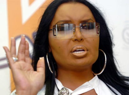 La cantante transexual Bülent Ersoy comparece ante los medios en Turquía.