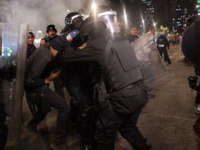 Un manifestante se enfrenta a la polic&iacute;a el 1 de diciembre. 