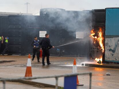 Personal del ejército y de la policía fronteriza del Reino Unido sofocan el incendio del centro de inmigrantes de Manston, este domingo