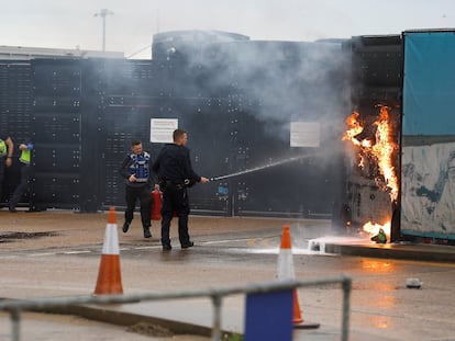 Personal del ejército y de la policía fronteriza del Reino Unido sofocan el incendio del centro de inmigrantes de Manston, este domingo