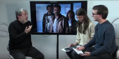 Javier Olivares (izquierda), en el plató de EL PAÍS entrevistado en Quinta Temporada Live.