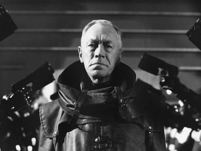El actor sueco Max von Sydow interpreta al Presidente del Tribunal Supremo Fargo en la distópica película de ciencia ficción 'Judge Dredd', de 1995.