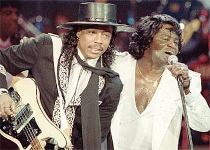 Rick James (a la izquierda), durante una actuación junto a James Brown en 1991.