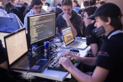 Varios jóvenes españoles compiten en el campeonato europeo de ciberseguridad en Düsseldorf en 2016.