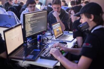 Varios jóvenes españoles compiten en el campeonato europeo de ciberseguridad en Düsseldorf en 2016.