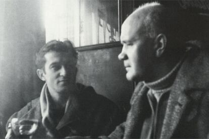 Juan Goytisolo (izquierda), con el escritor Jean Genet en Amsterdam, en 1958.