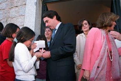 José María Aznar, acompañado de Ana Botella, firma autógrafos tras la boda de su cuñada Macarena Botella.