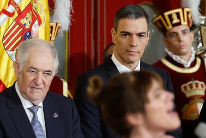 El presidente del Gobierno, Pedro Sánchez (d), y el presidente del Tribunal Constitucional, Cándido Conde-Pumpido, durante el acto por el Día de la Constitución celebrado este miércoles en el Congreso de los Diputados.