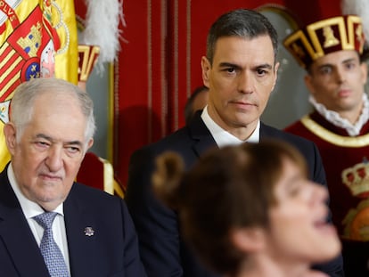 El presidente del Gobierno, Pedro Sánchez (d), y el presidente del Tribunal Constitucional, Cándido Conde-Pumpido, durante el acto por el Día de la Constitución celebrado este miércoles en el Congreso de los Diputados.