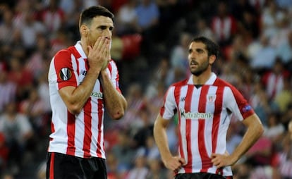 Aduriz y Raúl García se lamentan durante el partido.