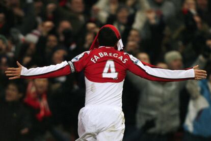 Cesc Fábregas celebra un tanto con el Arsenal en la Premier League.