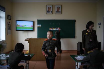 "El camarada líder supremo Kim Jong Un es el verdadero padre de todos nuestros escolares revolucionarios", dice el teniente Choe Su Gyong.