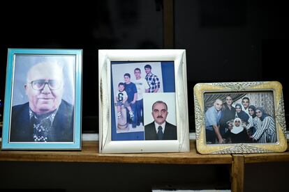 Fotografías de familiares del colombo-árabe Ibrahim, quien trabaja desde hace más de tres décadas como comerciante de cristalería y juguetería en Maicao. 
