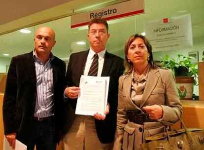 Jaime Cedrún, Manuel Rodríguez y Dioni Chicharro, con la denuncia presentada en Protección de Datos.