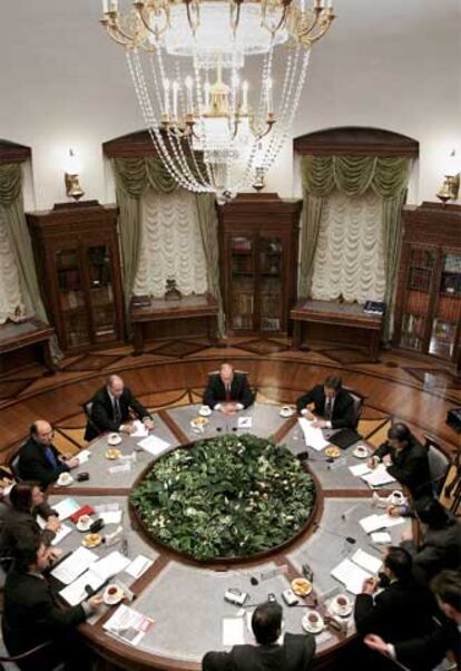 Putin, en el centro, durante su encuentro con periodistas españoles en la biblioteca del Kremlin.