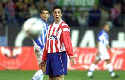 Fernando Torres observa el movimiento del balón en el partido frente al Recreativo.