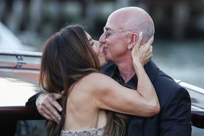 El fundador de Amazon, Jeff Bezos, y su esposa, Lauren Sánchez Bezos, se besan al salir del hotel Aman Venice, este sábado.