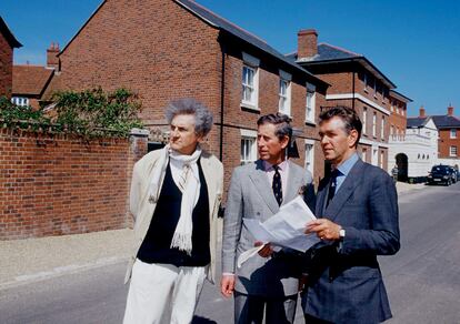 El entonces príncipe de Gales con los arquitectos Leon Krier y Andrew Hamilton, responsables de la obra de Poundbury, ciudad de nueva planta basada en esquemas tradicionales.