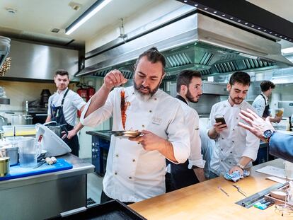 Zafra y su equipo, en la cocina del restaurante.