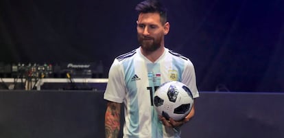 Messi sostiene el nuevo balón del Mundial.