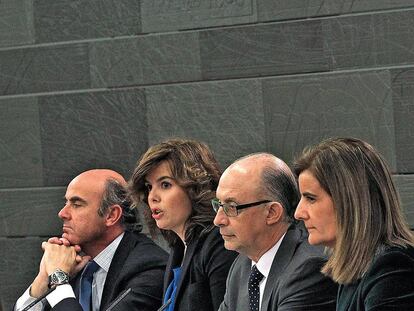 De izquierda a derecha Luis de Guindos, Soraya Sáenz de Santamaría, Cristóbal Montoro y Fátima Báñez