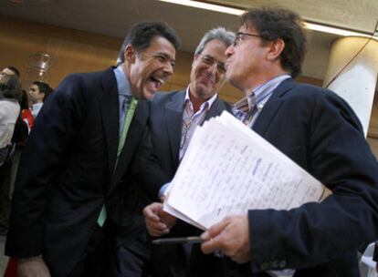 De izquierda a derecha, el vicepresidente de la Comunidad, Ignacio González, y los secretarios generales de los sindicatos UGT y CC OO, José Ricardo Martínez y Francisco Javier López.