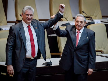 Miguel Díaz-Canel, a la izquierda, saluda junto a Raúl Castro tras ser nombrado presidente en abril de 2018.