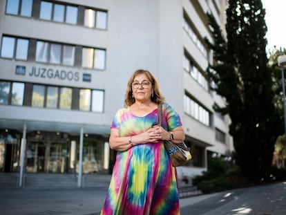 Amparo Espino, en la puerta de los juzgados de Plaza Castilla de Madrid.